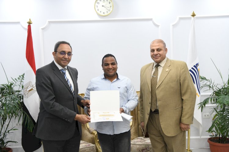 محافظ قنا يُكرِّم معلمي التربية الرياضية بمدرسة الشهيد نصاري تقديرًا لجهودهم