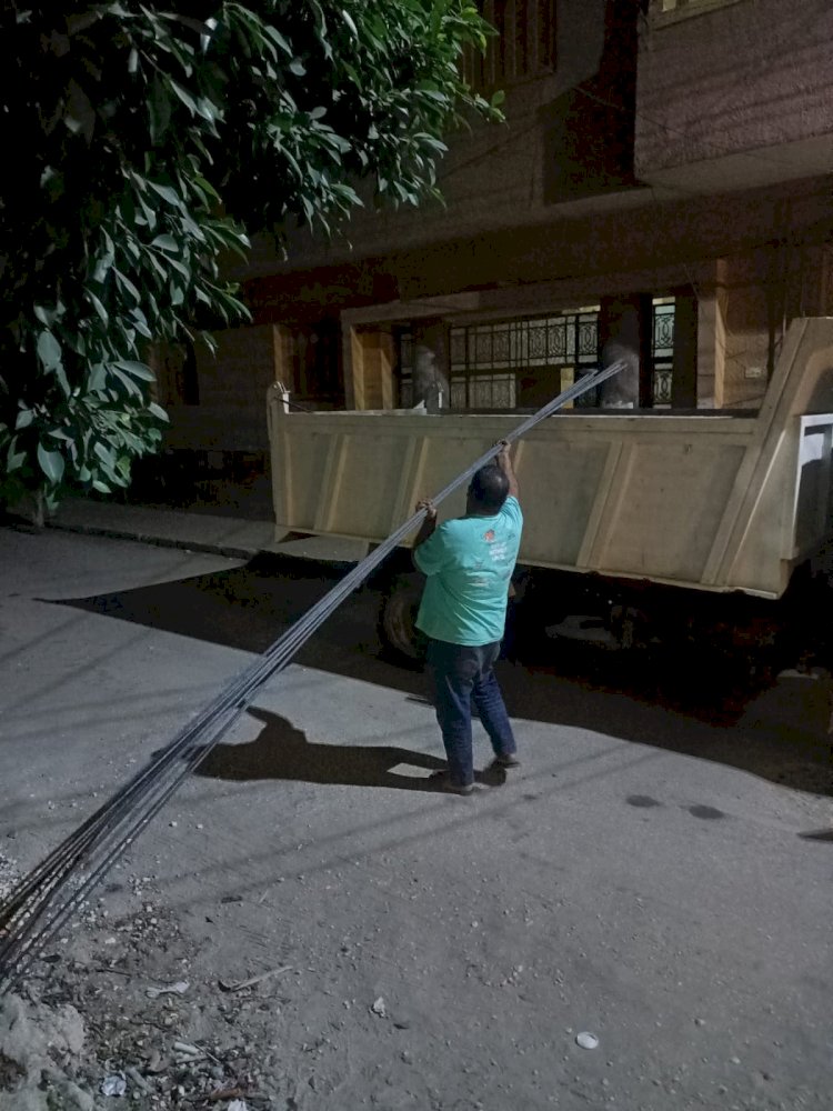 الوحدة المحلية لمركز بني سويف توقف أعمال بناء مخالفة وتتحفظ على حديد التسليح