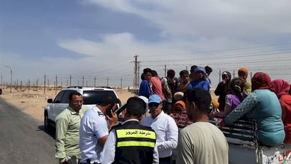 ضبط سيارة تقل 35 طفلًا للعمل بالمزارع في المنيا