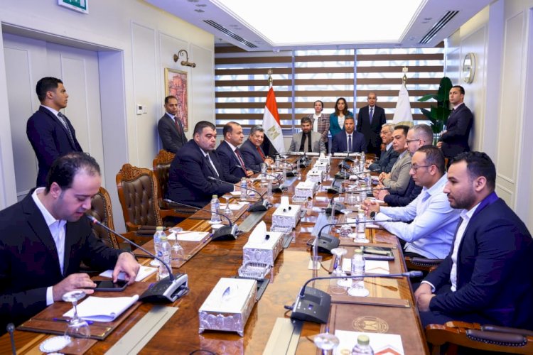 محافظ المنيا يشهد توقيع عقد إدارة وتشغيل مصنع تدوير المخلفات بالعدوة