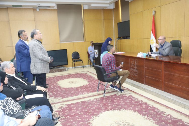 في اللقاء المفتوح :محافظ بني سويف يوجه بحل مشاكل ومطالب المواطنين