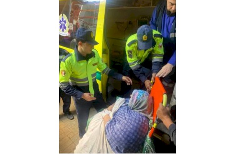في إستجابة فورية للأجهزة الأمنية نقل سيدة غير قادرة على الحركة للمستشفى