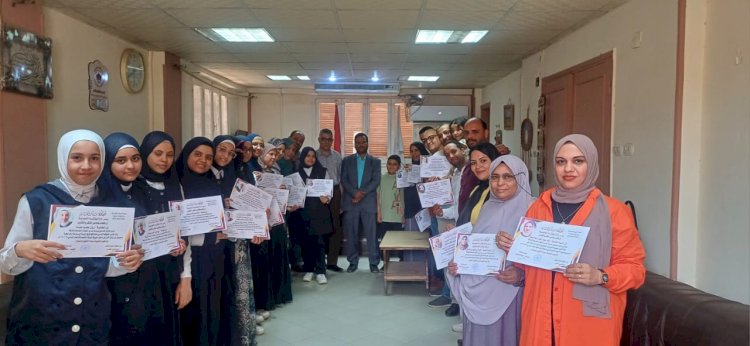 مديرعام التعليم بأبوتشت يكرم أوائل الطلبة بعمر بن الخطاب ويؤكد النجاح ليس صدفة