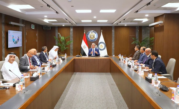وزير البترول يبحث مع مجموعة موانئ ابوظبي سبل تعزيز التعاون المشترك
