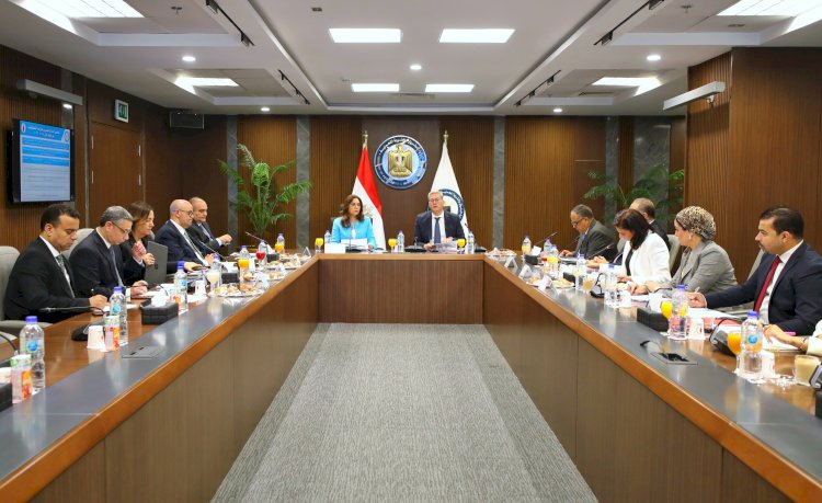 وزير البترول يجتمع بمجلس إدارة هيئة البترول في حضور الوزراء