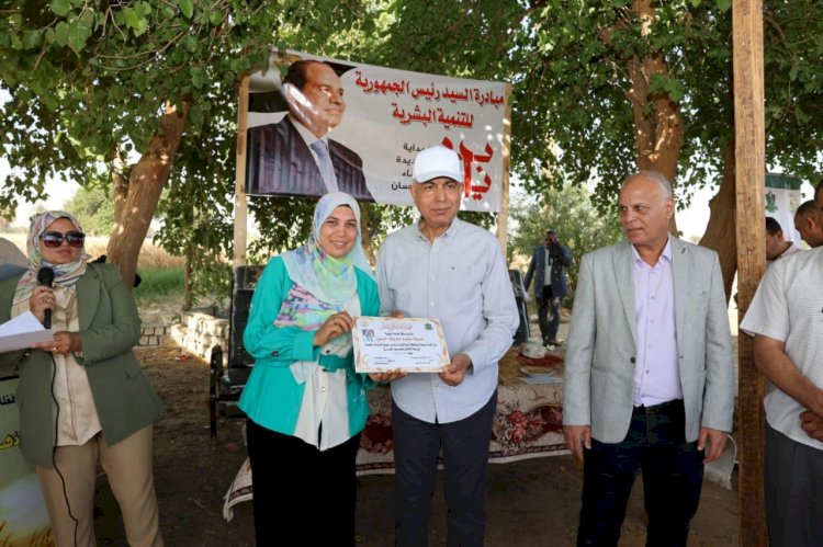 محافظ المنيا يُكرم المزارعين والرائدات الريفيات ومهندسي الإرشاد