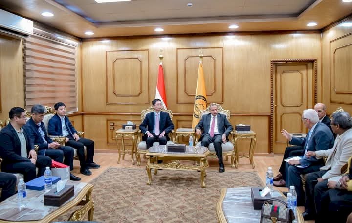 رئيس جامعة بني سويف يستقبل وفداً صينياً من أكاديمية الصين للعلوم والتكنولوجيا