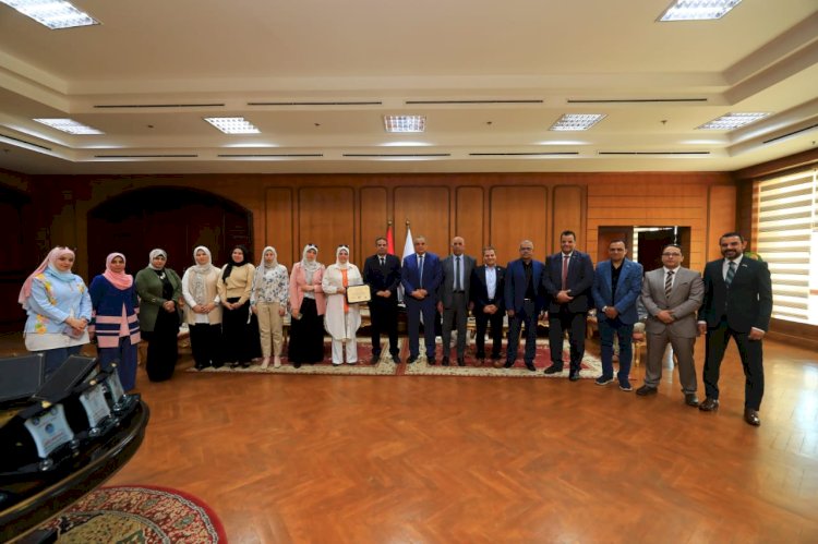 رئيس جامعة كفر الشيخ يسلم شهادة اعتماد برنامج علم النفس الاكلينكي بكلية الآداب