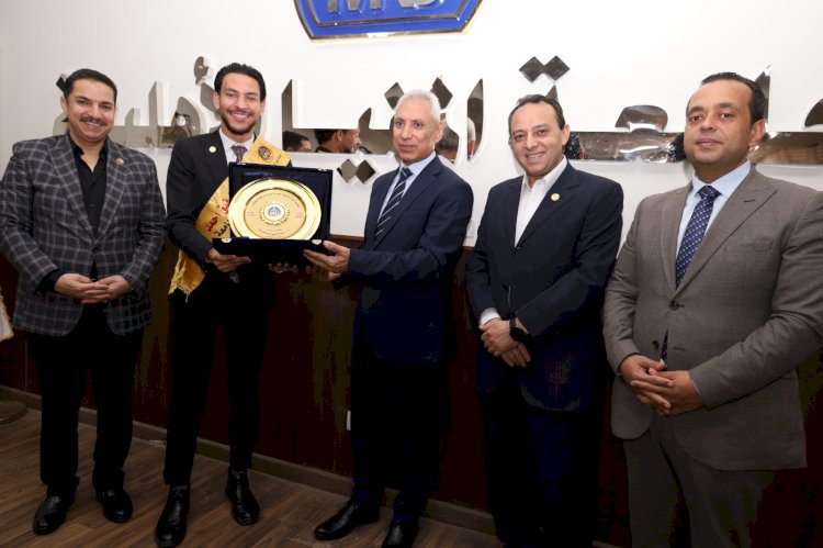 د.عصام فرحات يكرم أول مجلس اتحاد طلاب لجامعة المنيا الأهلية