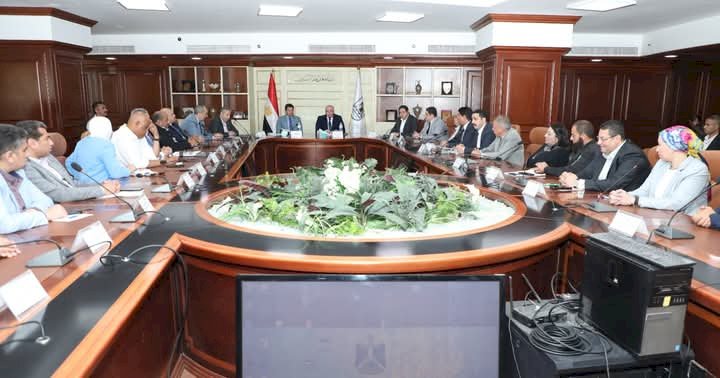 محافظ بني سويف يشهد لقاء وزير الشباب والرياضة مع أعضاء مجلسي النواب والشيوخ