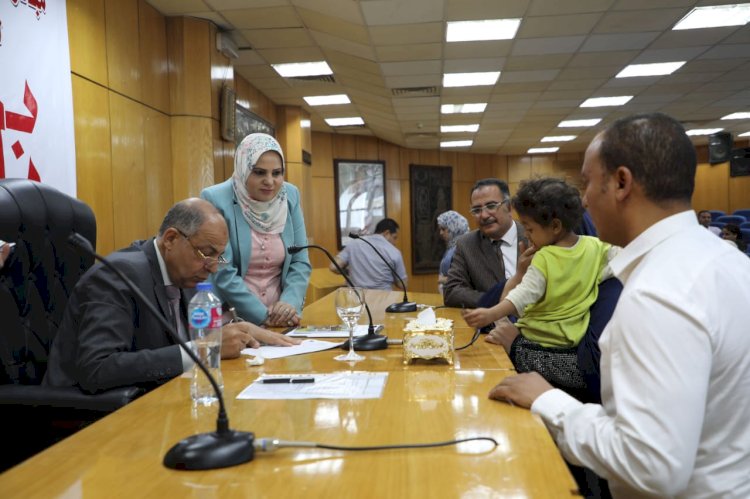 محافظ المنيا يوجه بتقديم مساعدات مادية واعانات عاجلة لعدد من الحالات الانسانية