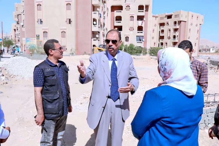 محافظ سوهاج يتفقد المركز التكنولوجي وموقع إنشاء السوق الحضري