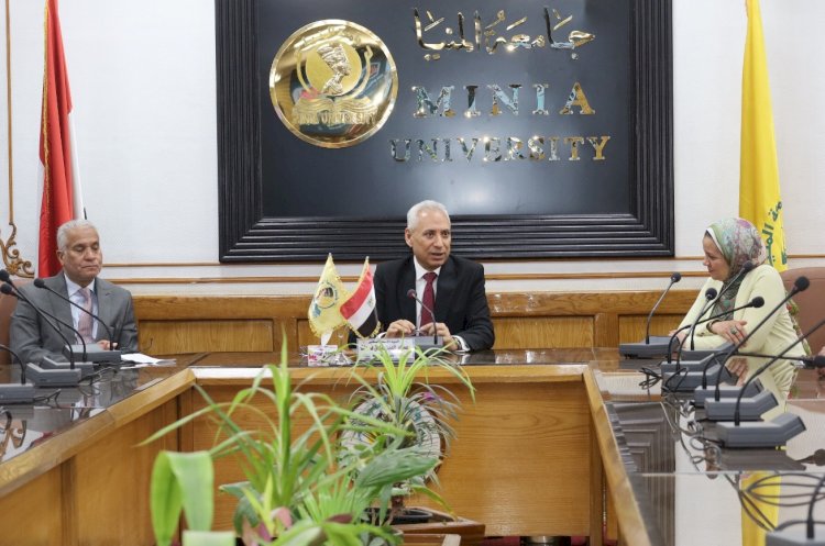 رئيس جامعة المنيا يلتقى مع ممثلي الطلاب الوافدين من مختلف الجنسيات والكليات
