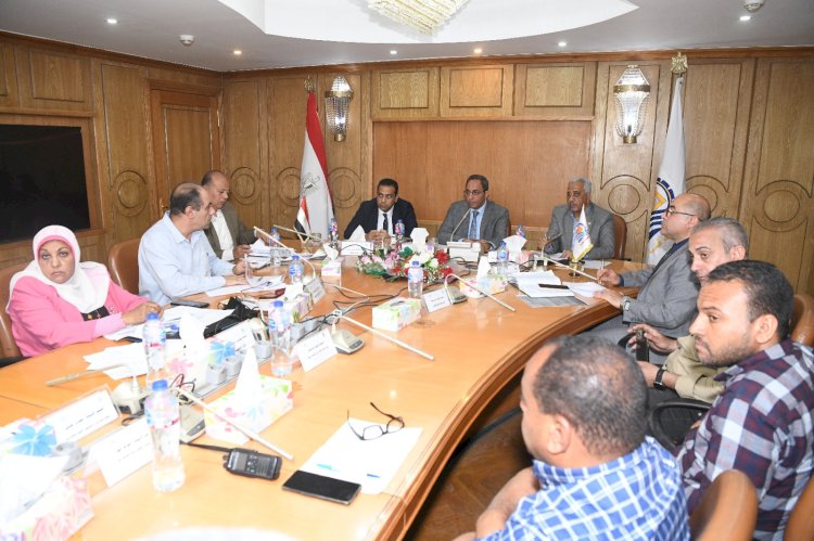 محافظ قنا يترأس اجتماعًا لمتابعة مشروعات الخطة الاستثمارية وسرعة التنفيذ