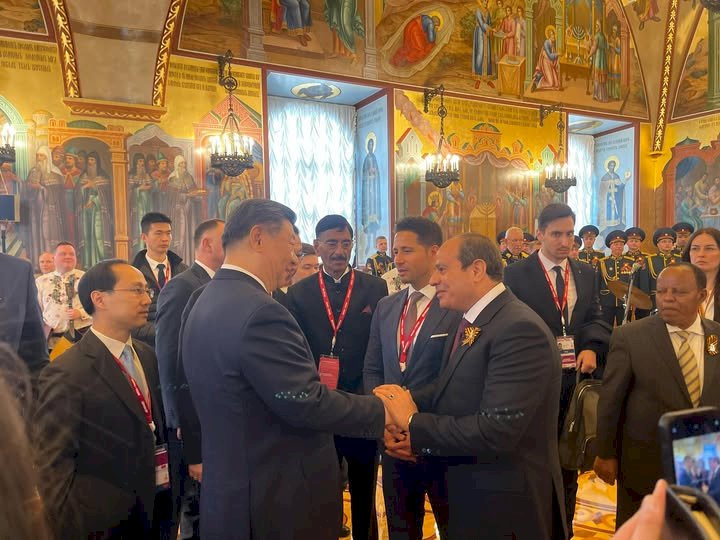 السيسي يتبادل الحديث مع قادة العالم خلال احتفالات النصر بموسكو