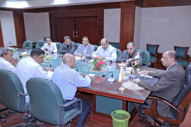 محافظ سوهاج يعقد اجتماعًا لمتابعة مشروعات الرصف والبدء في اخري جديدة