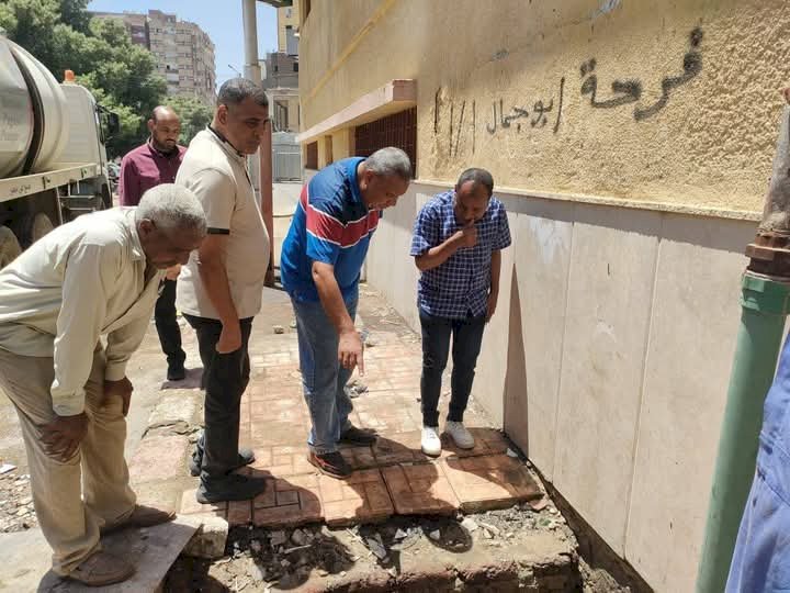 رئيس مدينة قنا يعاين كسر ماسورة مياه أمام مستشفى قنا العام