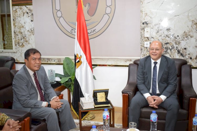 رئيس جامعة سوهاج يستقبل نائب سفير دولة اندونيسيا