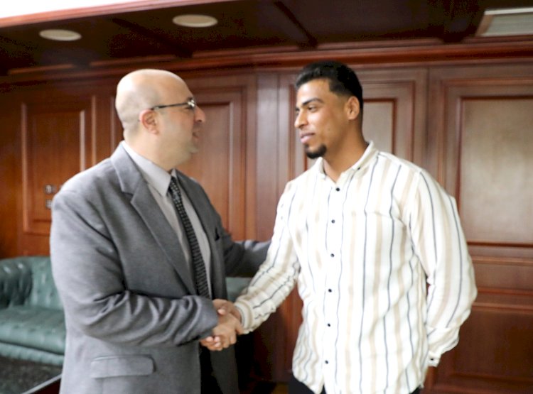 محافظ بني سويف يكرّم الشاب عبد الله محمد لطفي لإنقاذه مواطنًا من الغرق