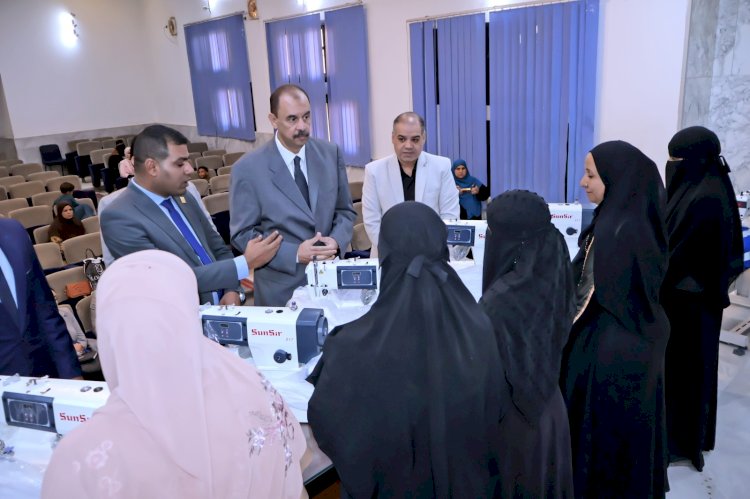 بالتعاون مع مؤسسة حياة كريمة محافظ سوهاج يسلم ماكينات خياطة للسيدات الأولى بالرعاية