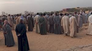 العشرات يشيعون جنازة ضحية انهيار «بئر الصحراء» في المنيا