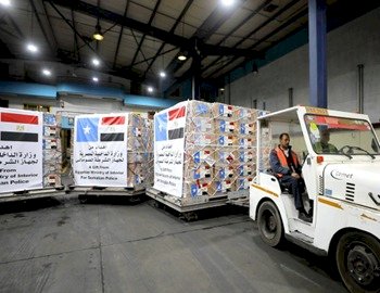 وزارة  الداخلية  ترسل شحنات من الملابس الشرطية إلى دولة الصومال الشقيقة