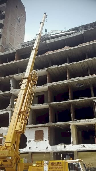 إزالة عقار مخالف من 7 أدوار بعين شمس وإحالة مسئولين بالحي للنيابة الإدارية