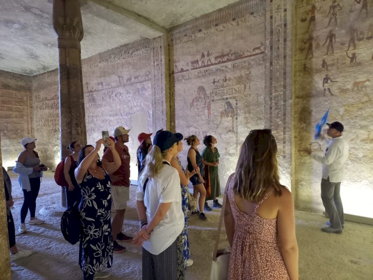 وفد سياحي متعدد الجنسيات يزور منطقة آثار بنى حسن بالمنيا