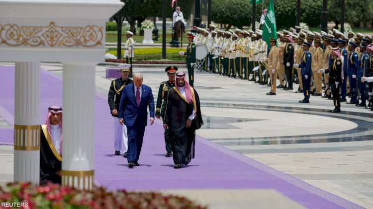 ما سر السجادة البنفسجية تحت أقدام ترامب بالسعودية؟