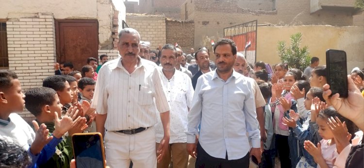 ممر شرفي وهتافات تحيا مصر .. معاك ياريس في مدرسة العليمات الإبتدائية