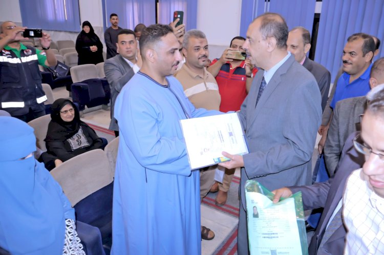 محافظ سوهاج يسلم تأشيرات وتذاكر الحج للفائزين بقرعة حج الجمعيات الأهلية