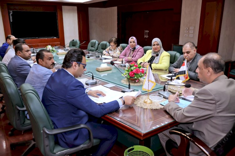 محافظ سوهاج يبحث عدد من الملفات بقطاع الصحة وسرعة تشغيل المركز الطبي بحي الكوثر