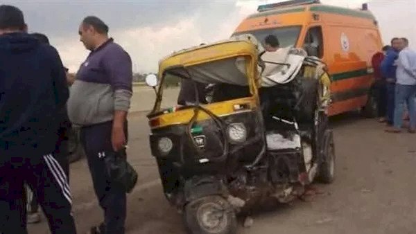 تصادم سيارة خاصة مع توك توك في المنيا يوقع 3 مصابين، بينهم سائق