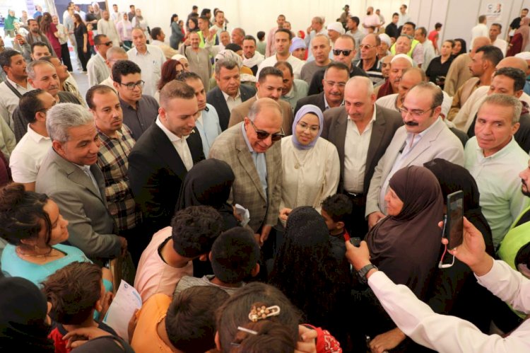 محافظ المنيا يستمع لمطالب أهالي جزيرة شارونة  ويوجه بصرف إعانات عاجلة