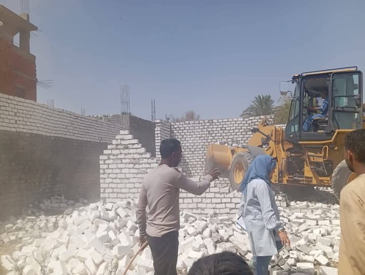 إزالة ٤ حالات تعدٍ على أرض أملاك دولة  بقرية دندره بقنا