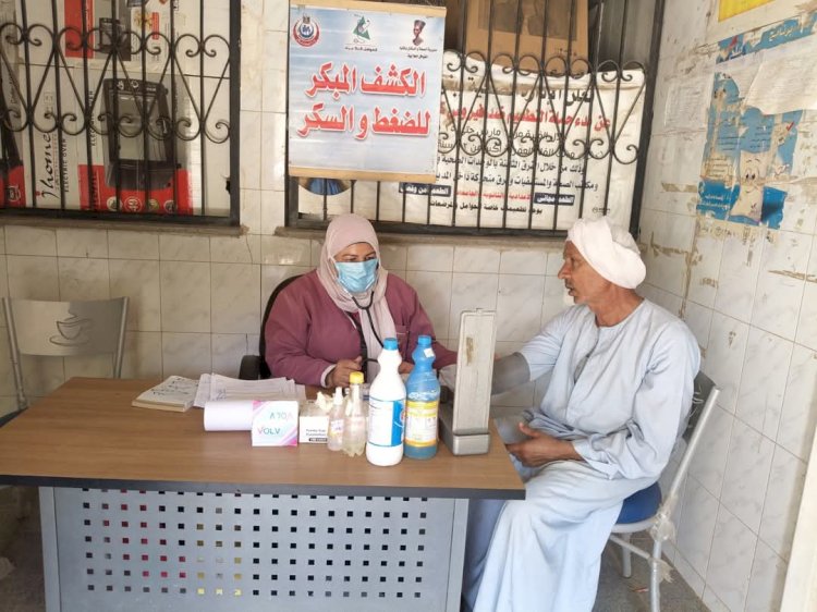 تقديم 1317 خدمة صحية خلال قافلة طبية مجانية بقرية دير السنقورية ببنى مزار