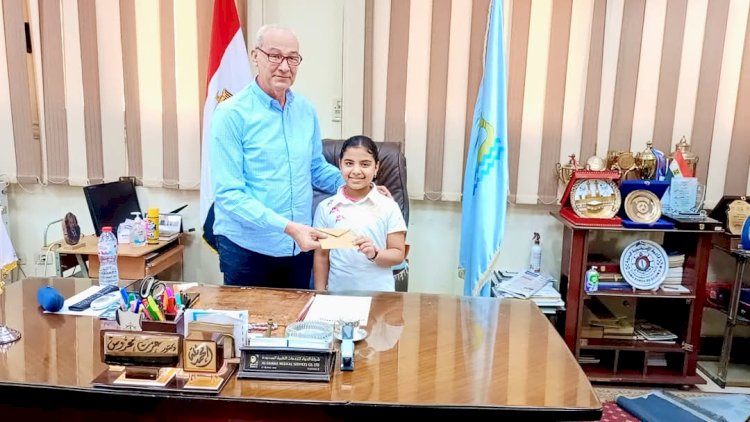 وكيل وزاره شباب كفرالشيخ يكرم البطلة روضه ابراهيم ثانى الجمهورية فى تنس الطاولة