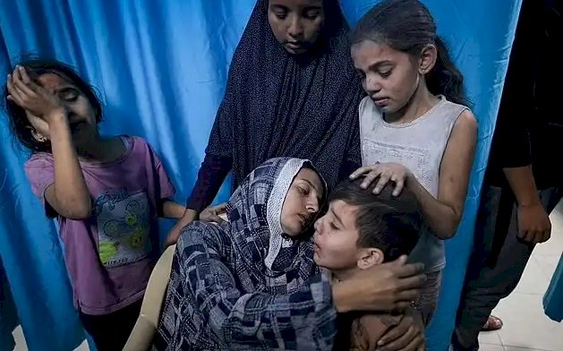 يا ضمير العالم المتصهين .. دكتورة تفقد ابنائها الـ 9 بصف الإحتلال في غزة