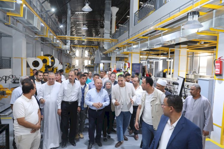 وزير الصناعة يتفقد المناطق الصناعية بغرب طهطا وغرب جرجا بمحافظة سوهاج
