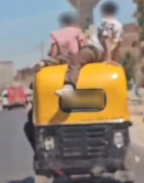 نكشف فيديو سائق توك توك السماح للركاب بالجلوس أعلى المركبة بالبحيرة