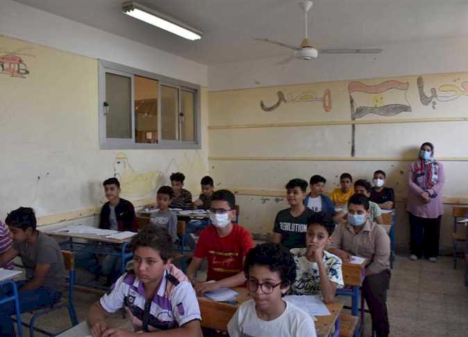 63 ألف طالب بالأول والثاني الثانوي يؤدون امتحاني التاريخ والأحياء في المنيا