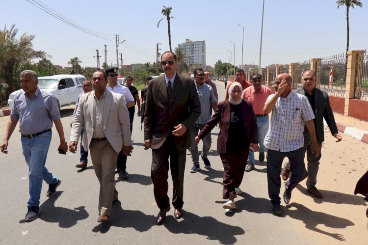 محافظ سوهاج يتفقد شارع طراد النيل بأخميم بعد أعمال الرصف والتجميل