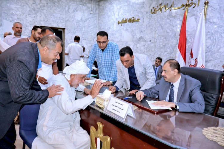 " سراج " يسلم عدد من الكراسي المتحركة للأشخاص ذوي الإعاقة في اللقاء الجماهيري