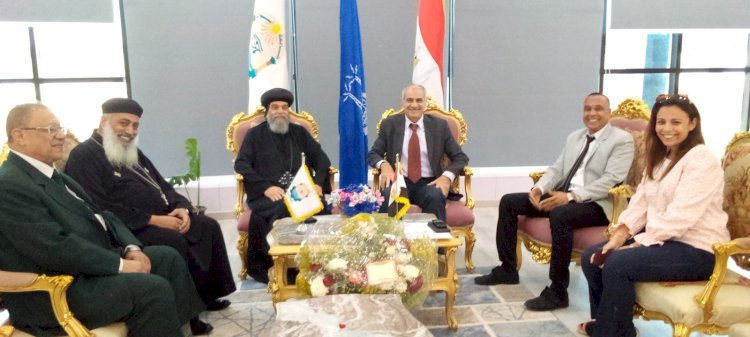 الأنبا بيشوي يزور جامعة أسوان لتهنئة رئيس الجامعة بقرب حلول عيد الاضحى المبارك
