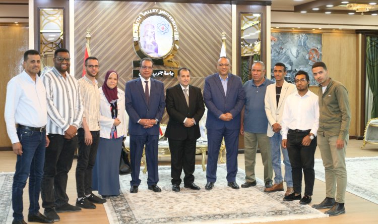 رئيس جامعة جنوب الوادي يناقش التطبيق الالكتروني تسجيل الحضور الجامعي