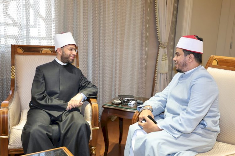 الازهري يكرم أنور باشا  لتبرعه بجزء من جائزته لصالح إغاثة أهل غزة