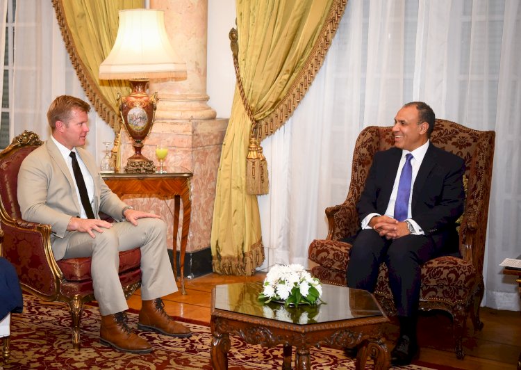 وزير الخارجية يلتقي السيناتور تيم شيهي عضو لجنة الخدمات العسكرية بالشيوخ الأمريكي