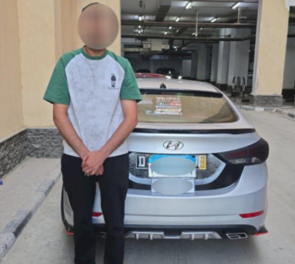 حقيقة فيديو قيام قائد سيارة بتثبيت لوحتين مختلفتين على السيارة بالقاهرة