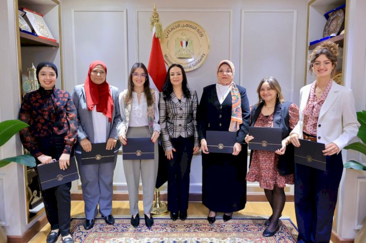 مايا تكرم ادارتي الحماية الاجتماعية والتعاون الدولي لاخلاصهم في العمل