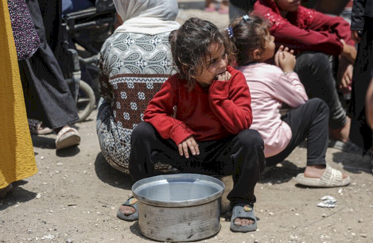 إطلاق النار علي المتجوعين الفلسطينيين أثناء توزيع المساعدات  .. جريمة حرب